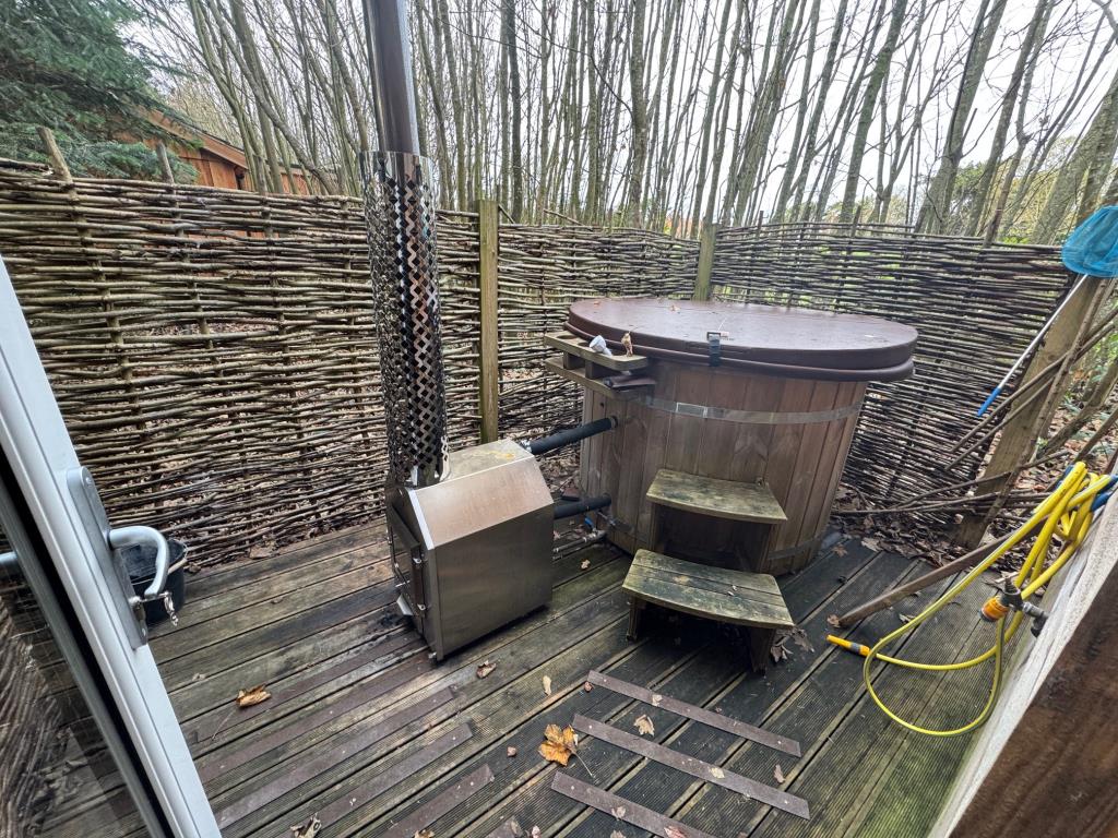 Lot: 43566 - COUNTRY ESTATE COMPRISING 5 BEDROOM MANOR HOUSE, WEDDING VENUE WITH 7 BEDROOM HOUSE, 6 ECO LODGES, 5 COTTAGES, 2 TENNIS COURTS, WORKSHOP AND ANCILLARY ACCOMMODATION - SET IN OVER 20 ACRES - Badger Lodge-hot tub